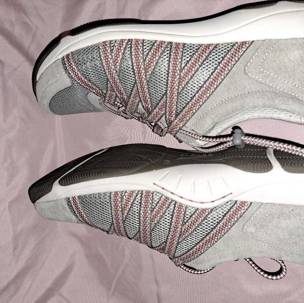 Shoes - Picture 5 of 8